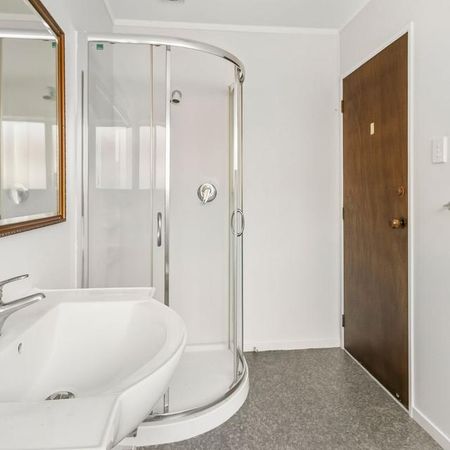 Spacious standalone home in a prime Papatoetoe location! - Photo 3