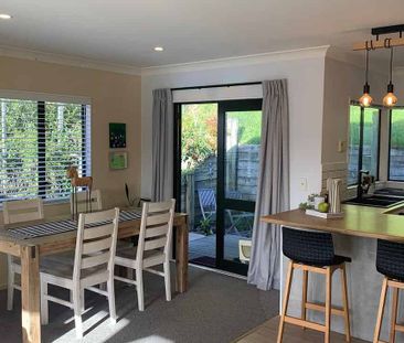 Recently renovated, sunny 3BR near Amesbury School - Photo 2