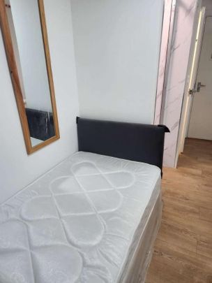 Buckingham Road, London, E18 - Photo 1