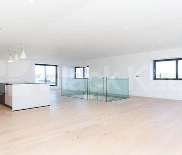 2 Bedroom, 2 bath, 1 reception Penthouse - Photo 3