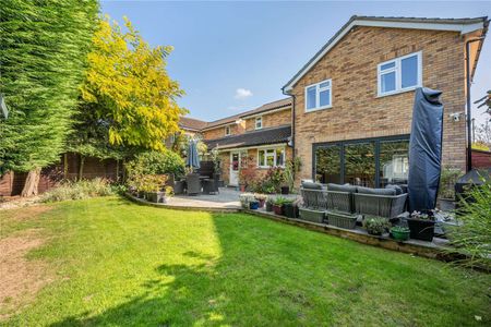 A beautifully presented detached family home in Virginia Water. - Photo 5