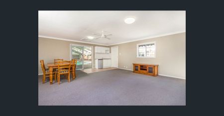 Spacious 5-Bedroom Family Home in Peaceful Pitt Town Setting - Photo 2