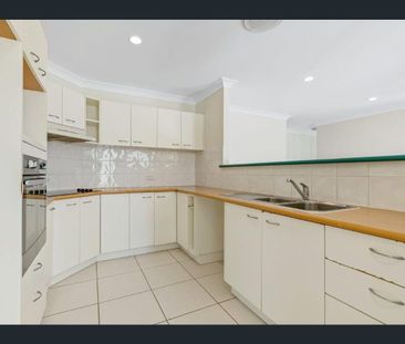 Tranquil Coastal Retreat: Charming 4-Bedroom House in Castaways Beach - Photo 2