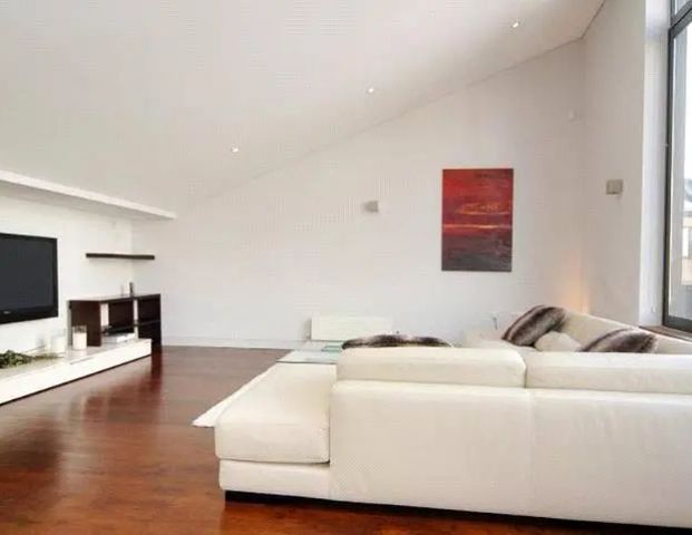 2 bedroom house in London - Photo 1