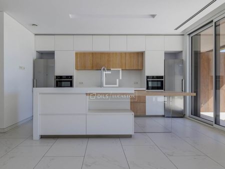 Exclusive ground-floor apartment with 3 bedrooms, a spacious garden, and a private pool for rent in LGC3-La Finca, one of the most exclusive residential communities in Pozuelo de Alarcón, featuring 24-hour security. - Foto 2