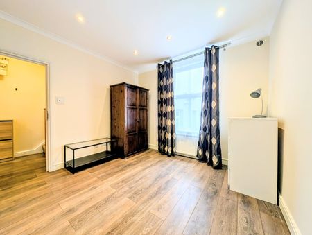 3 Bed Flat, Garratt Lane, SW17 - Photo 5