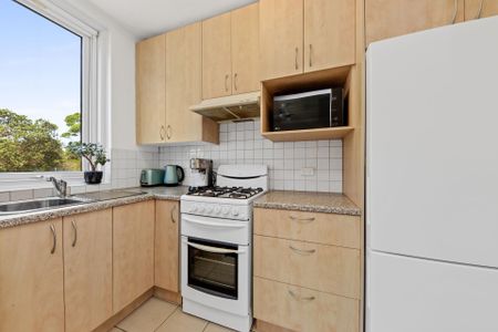 Spacious One Bedroom Apartment In A Great Location - Photo 3