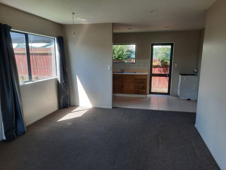 Two weeks rent free - Three Bedroom Home - Photo 2