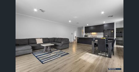 Beautiful 4 Bedroom 2 Bathroom Home in Prime Location - Photo 2