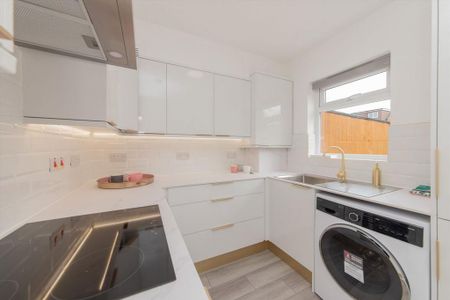 4 bedroom semi-detached house to rent - Photo 4