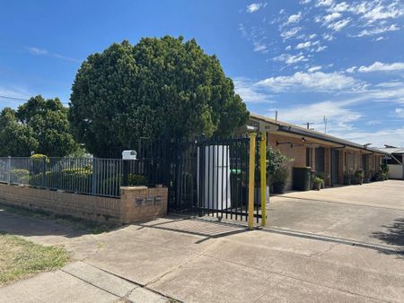 Unit in quiet complex - Fully Furnished - Photo 4