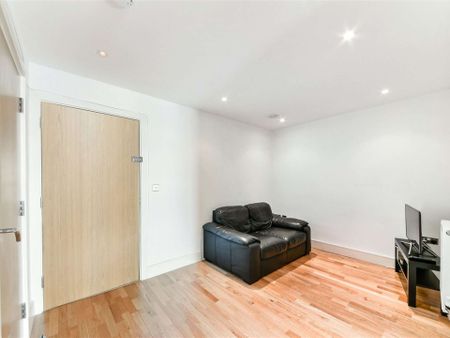 Beautiful studio apartment in a modern development close to South Quay DLR. - Photo 2