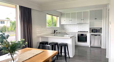 Fully Furnished Stylish Renovated Large Family Home in Prime Location! - Photo 5