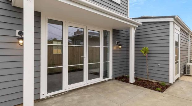 2 Bedroom Townhouse with Garage - Photo 1