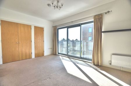 A four bedroom townhouse, within a short walk to Cambridge central train station and Mill Road. Ideally located for easy access to Addenbrookes Hospital and City Centre. - Photo 2