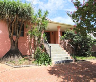 Large Four Bedroom Family Home - Photo 6