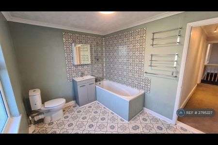 2 bedroom flat to rent - Photo 2