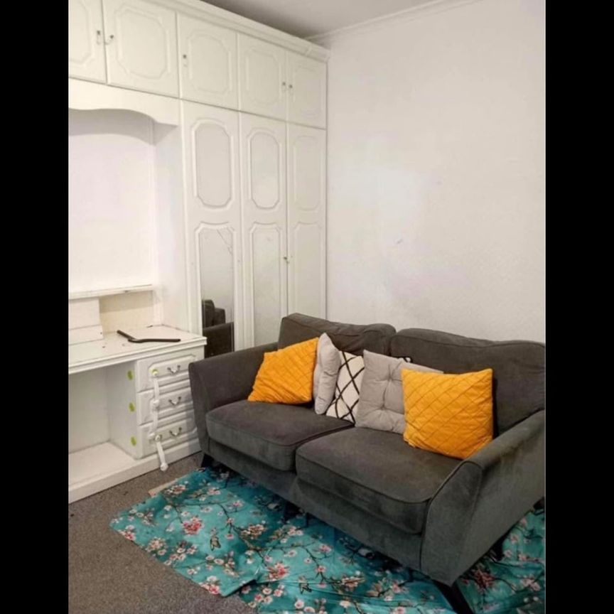 Room in a Shared House, Byron Avenue, E12 - Photo 1