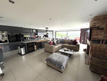 5 bedroom detached house to rent - Photo 3