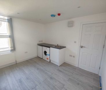 Price £900 pcm - Available 03/11/2025 - Furnished - Photo 2
