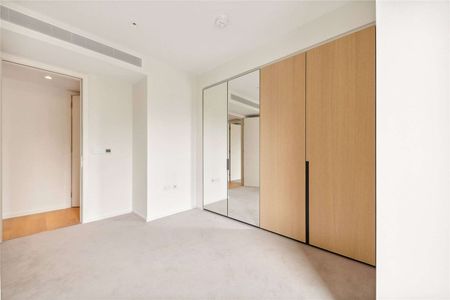 Bright duplex apartment with a terrace in the sought after Lillie Square. - Photo 2