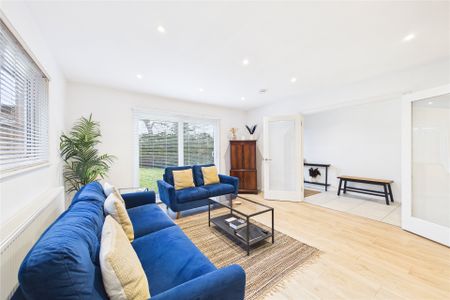 3 bedroom Bungalow in Park Road, Farnborough - Photo 4