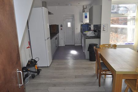 Room in a Shared House, Littleton Road, M7 - Photo 4