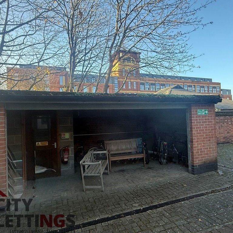 7 Bedroom Flat - Photo 1