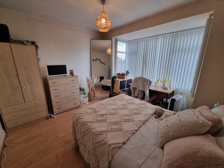 5 Bed Student Accommodation - Photo 2