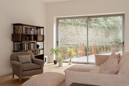 4 bedroom detached house to rent - Photo 2