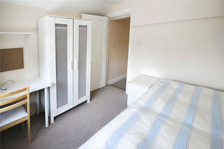 Raymond Crescent, Guildford, Surrey, GU2 7SZ - Photo 2