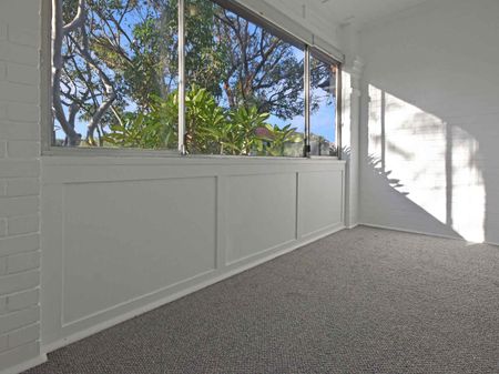 TOP FLOOR OVERSIZED TWO BEDROOM PLUS SUNROOM APARTMENT - Photo 5
