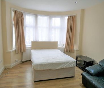 1 bedroom in a house share to rent - Photo 2