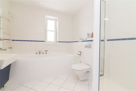 5 Bedroom Detached To Let - Photo 3