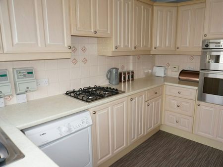 House share to rent on - Photo 2