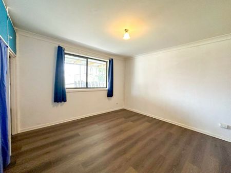 Neat & Tidy 3 Bedroom House! Close To Doonside Station! - Photo 3