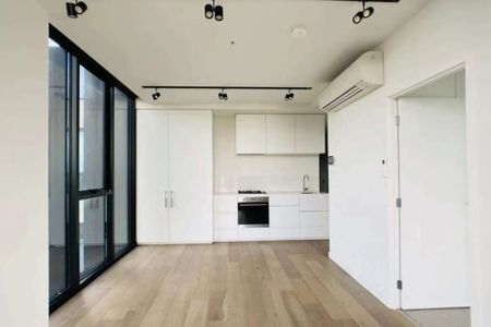 Modern 2-Bedroom, 2-Bathroom Apartment for Rent in Prime Melbourne Location - Photo 2