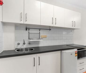 Charming Ground Floor Studio with Sunny Courtyard in Prime Location... - Photo 2