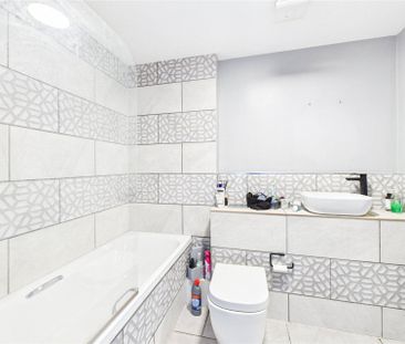 Coombe Way, Farnborough Coombe Way, Farnborough - Photo 2