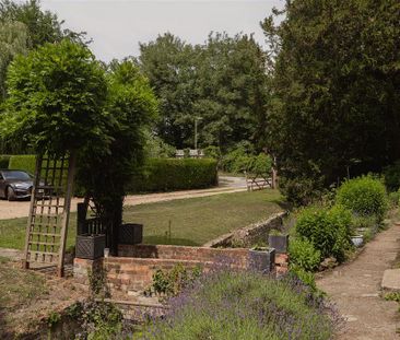 4 bedroom detached house to rent - Photo 2