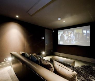 An elegant apartment with exquisite interiors and a private west-fa... - Photo 3