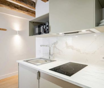 Room in a shared 16-bedroom apartment for rent in Sol, all bills included - Foto 3
