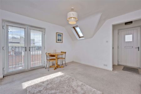 A spacious one bedroom apartment in the centre of town. - Photo 2