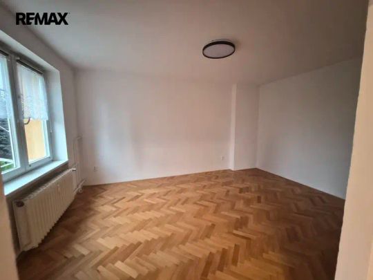 Podnájem bytu 2+1 s možností využití společné zahrady - Photo 1