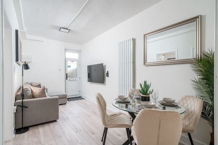 2 Bed Flat, Alkham Road, N16 - Photo 2