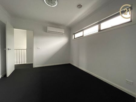 Beautiful, Modern & Spacious Townhouse! - Photo 5