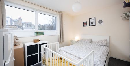 Spacious first floor apartment with a good internal specification in a convenient location close to Vauxhall and Nine Elms. - Photo 2