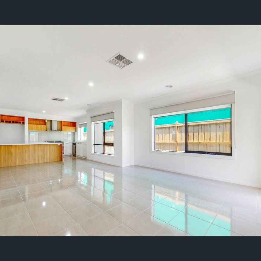 Home in officer! - Photo 1