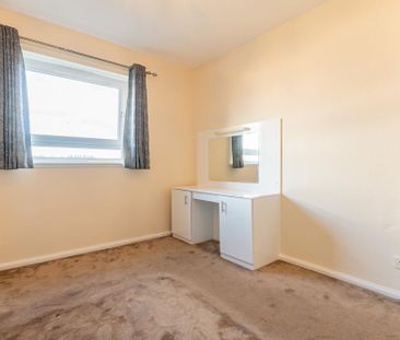 3 bedroom flat to rent - Photo 2