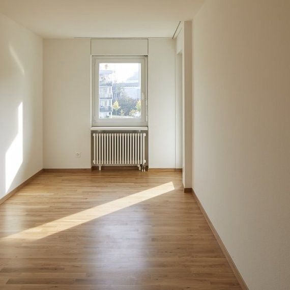 Geräumige und lichtdurchflutete Familienwohnung mit zwei Balkonen - Foto 1